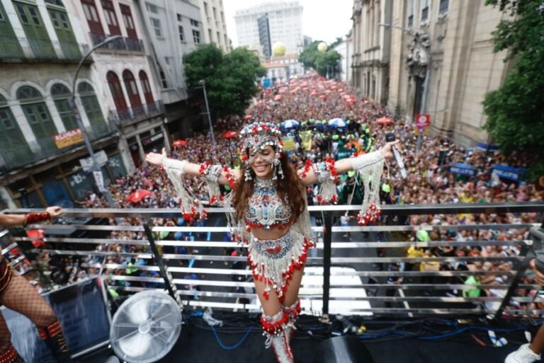 Anitta arrasta multidão no Rio e reúne famosos em bloco pós-Carnaval