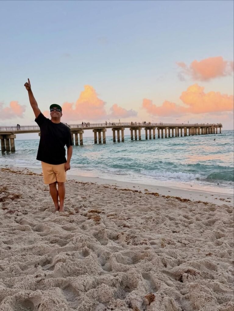 Após Carnaval intenso, Márcio Victor divide férias entre EUA e Cuba