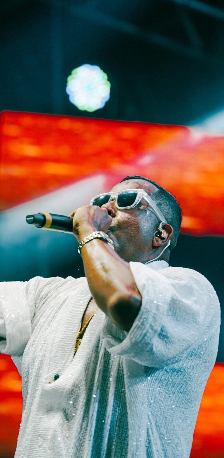 Renatinho da Bahia reúne multidão no Festival de Arembepe e lança autobiografia