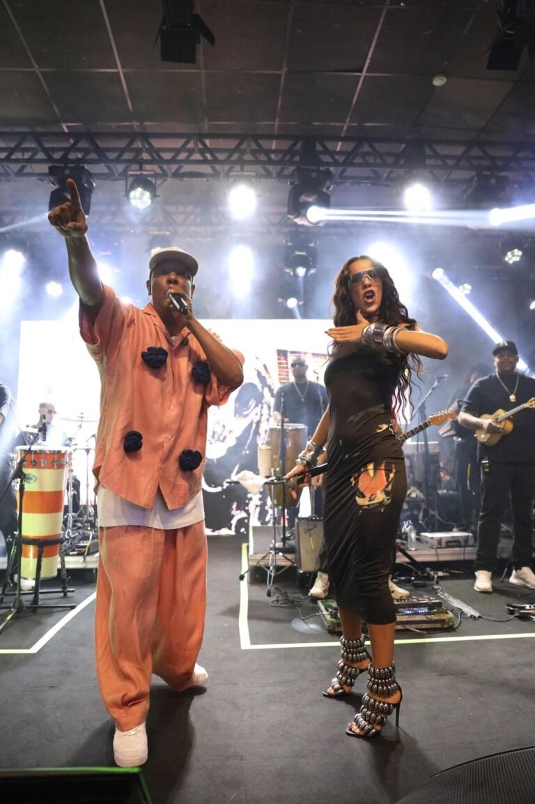 Márcio Victor se apresenta mais um ano no aniversário da cantora Anitta, em São Paulo