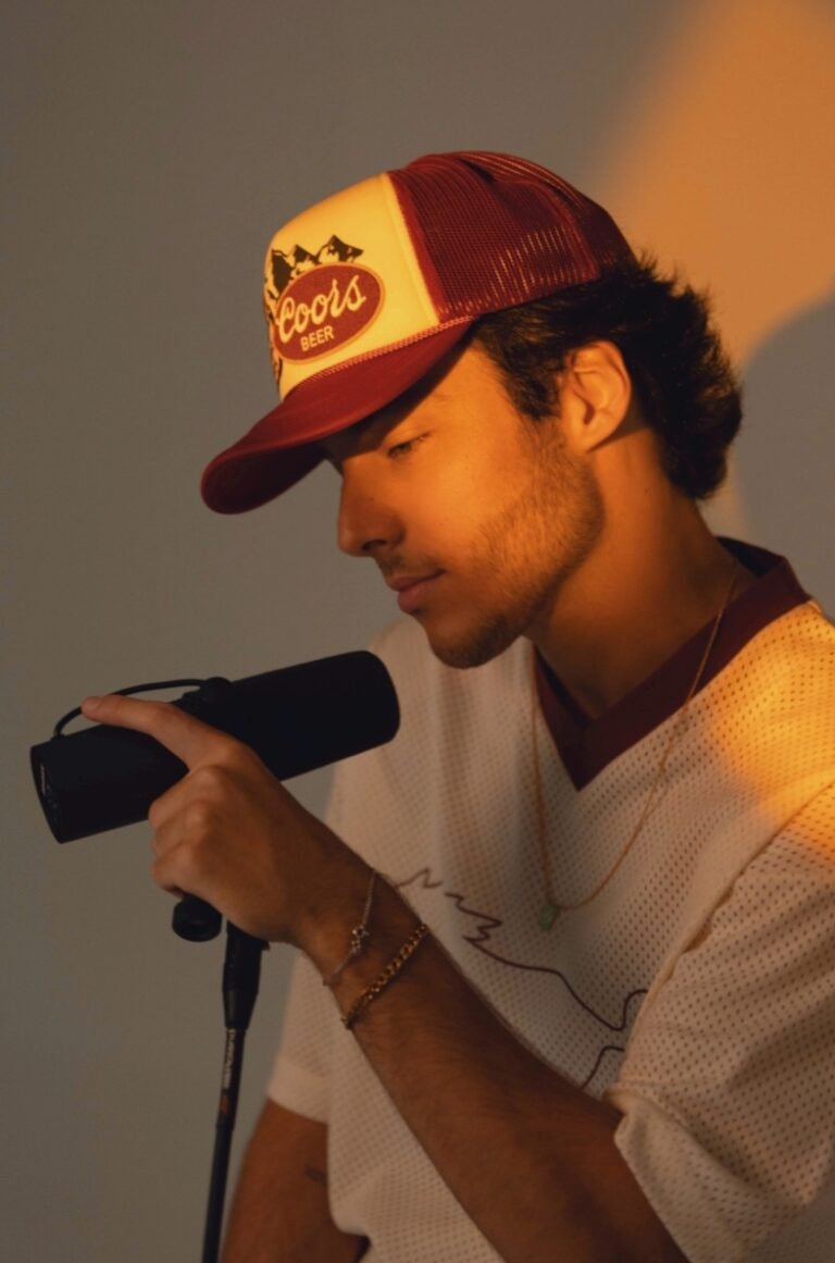 Após destaque no “The Voice Brasil”, Enzo Ferro lança “Dói Saber” e inicia nova fase