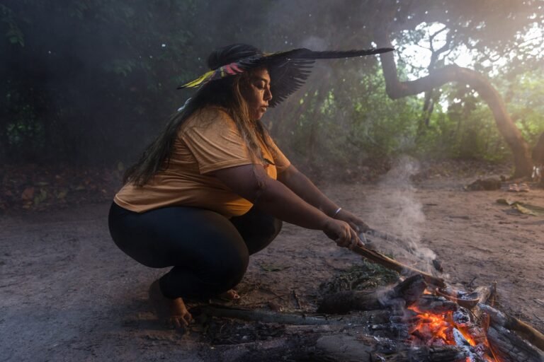 Exposição “Encantadas” leva a força das mulheres Jenipapo Kanindé à SP-Arte