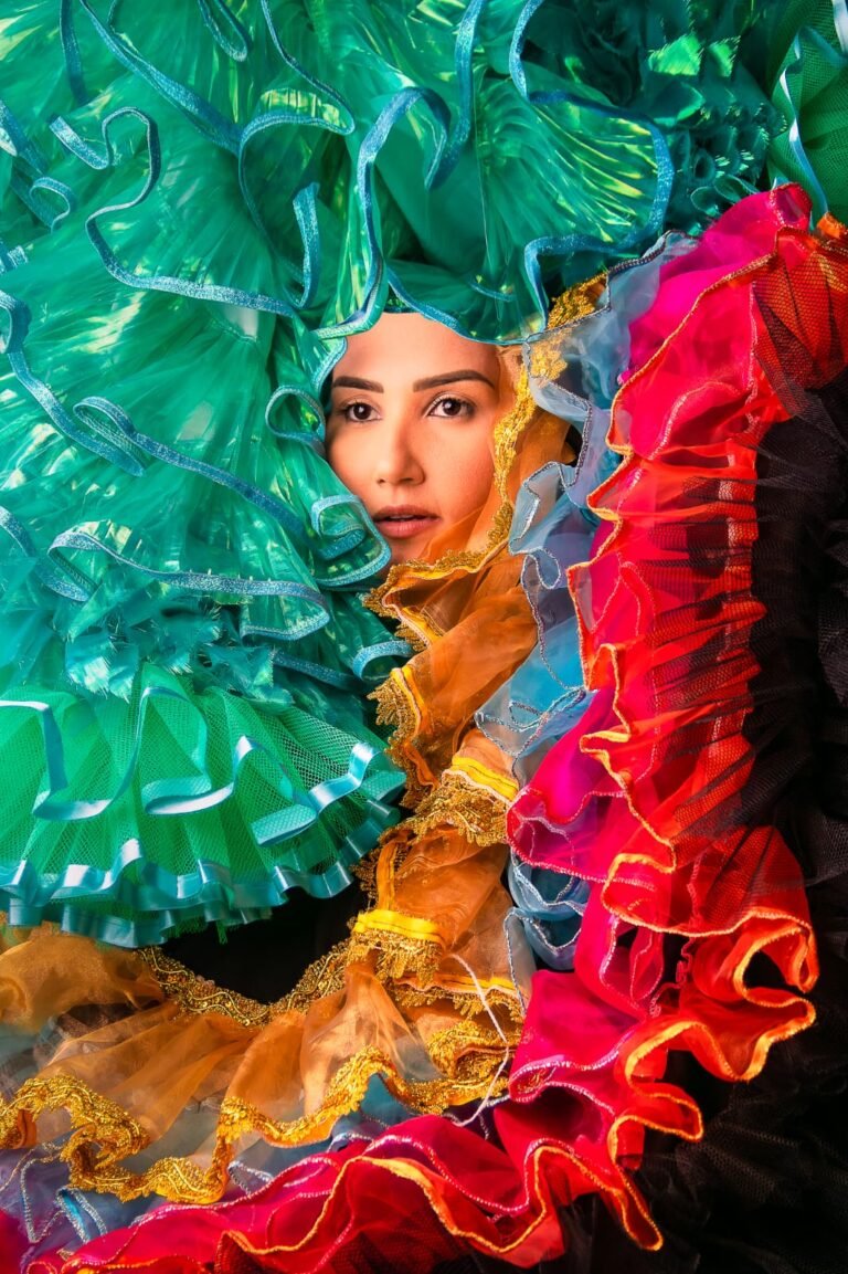 O espetáculo solo “A RAINHA”, da artista surda oralizada Mara Alexandre, acontece nos dia 05, 12 e 13 de maio em Fortaleza