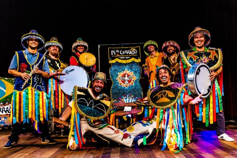 Neste sábado (02): grupo brasiliense Pé de Cerrado recebe o cearense Dona Zefinha em show gratuito no Anfiteatro do Dragão do Mar