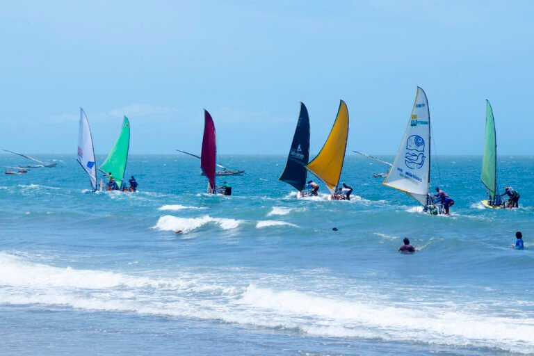 Último dia do XVIII Festival da Lagosta tem Regata de Jangadas e destaque para a cultura pesqueira em Icapuí