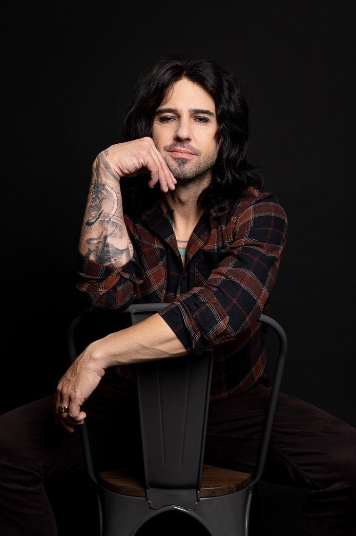 Guilherme de Sá apresenta turnê acústica em Fortaleza com repertório autoral e releituras da música católica