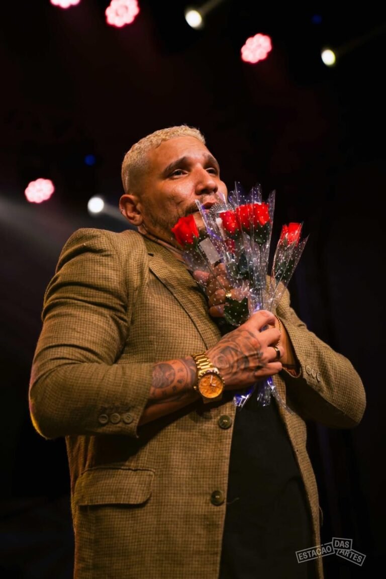 Renato Hirco leva emoção e romantismo em show gratuito no Dia dos Namorados   