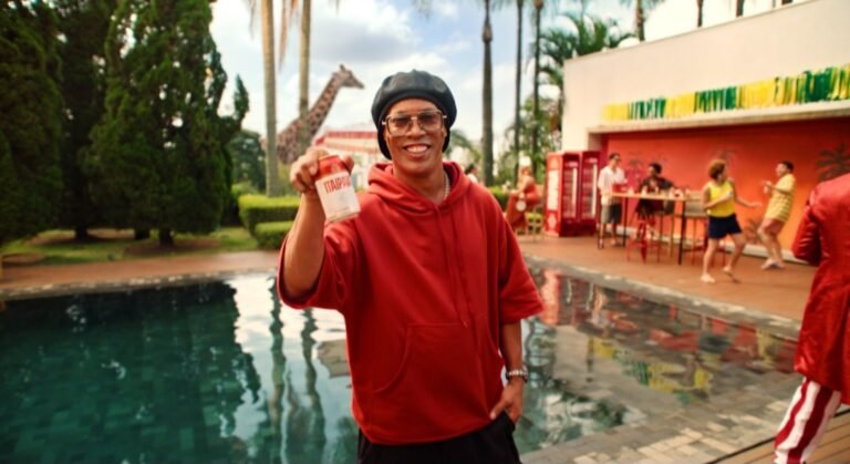 Ronaldinho Gaúcho e MC Livinho entram em campo com Itaipava em campanha que une futebol, música e cultura digital
