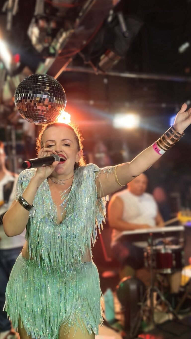 Forró na Beira-Mar: Daniela Campelo faz apresentação histórica na 25ª Parada do Orgulho LGBT+ de Fortaleza