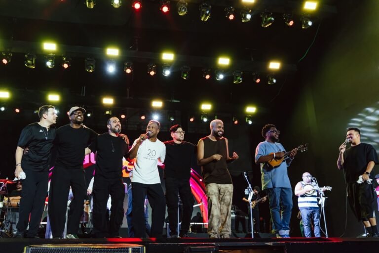 Encontro histórico: Fundo de Quintal, Thiaguinho, Sorriso Maroto, Mumuzinho e Yan juntos no palco dos 20 anos do Samba Brasil