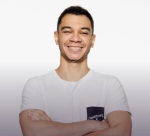 Igor Guimarães traz seu humor caótico a Fortaleza em noite sem regras no Teatro Claro