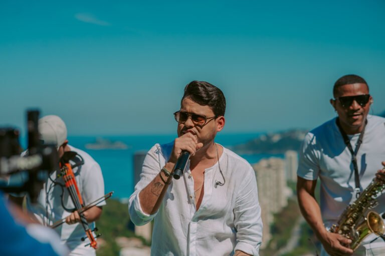 Thiago Aquino lança “Nas Alturas 2.0” e leva o arrocha baiano para um dos maiores símbolos do Rio de Janeiro