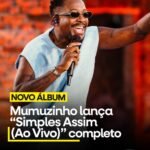 Mumuzinho cantando em arte de divulgação do álbum Simples Assim ao vivo.