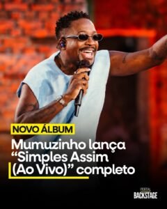 Mumuzinho cantando em arte de divulgação do álbum Simples Assim ao vivo.